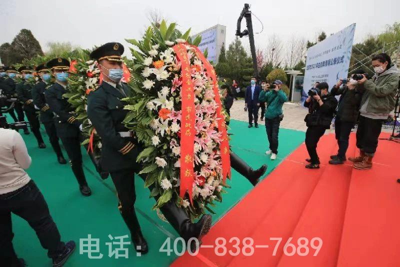 礼兵神情庄重献上鲜花 礼兵神情庄重献上鲜花